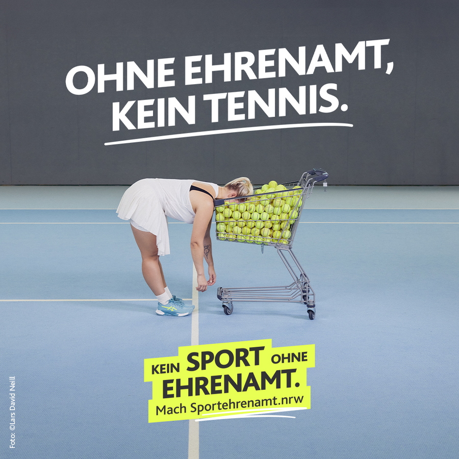 Tennisspielerin steckt mit Kopf in Enkaufswagen voller Tennisbällen. Schriftzug: Ohne Ehrenamt, kein Tennis