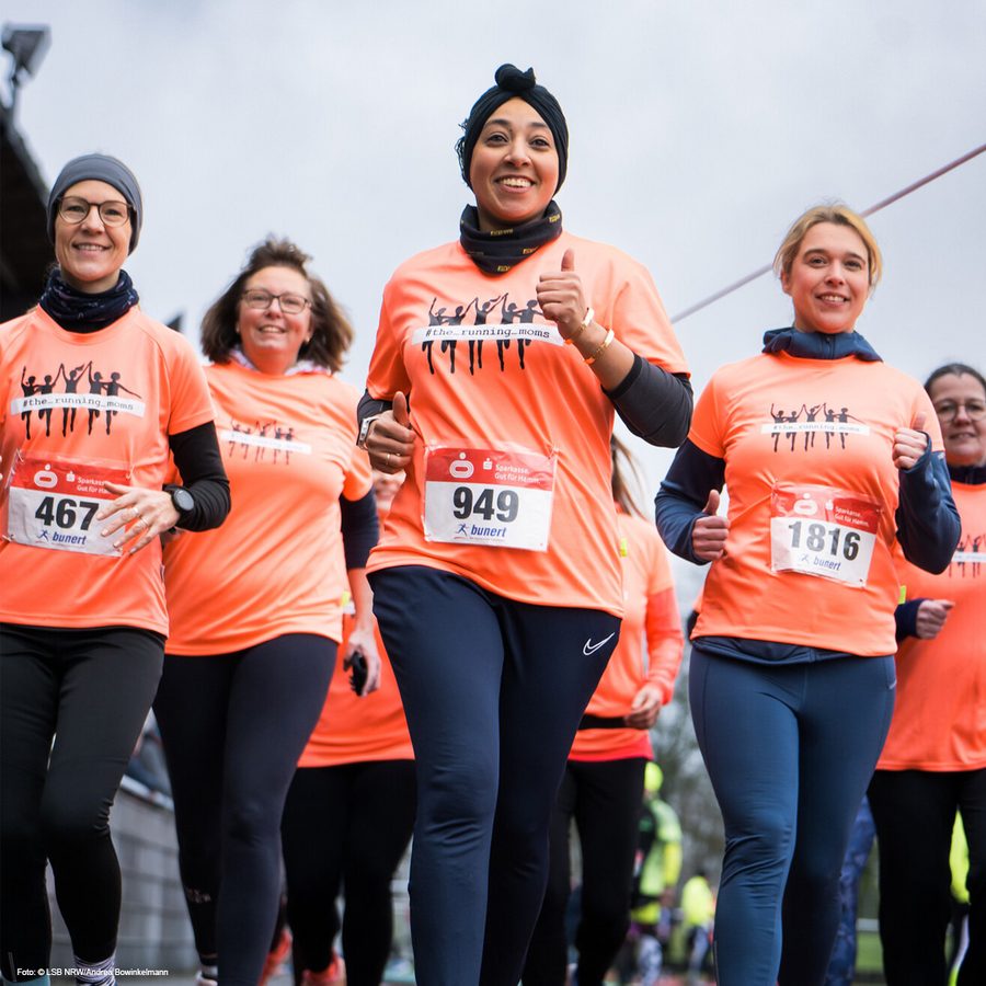Fauen rennen gemeinsam im gleiche Outfit