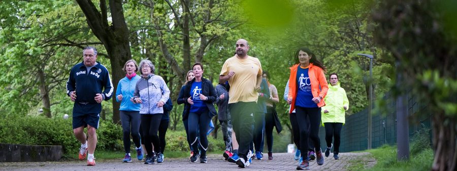 Lauftruppe im Wald