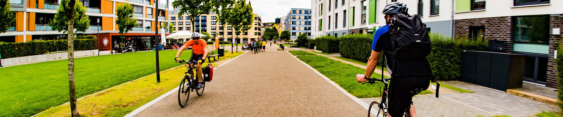 Headerbild zur Wir im Sport: Zwei Radfahrer auf einem Radfahrweg