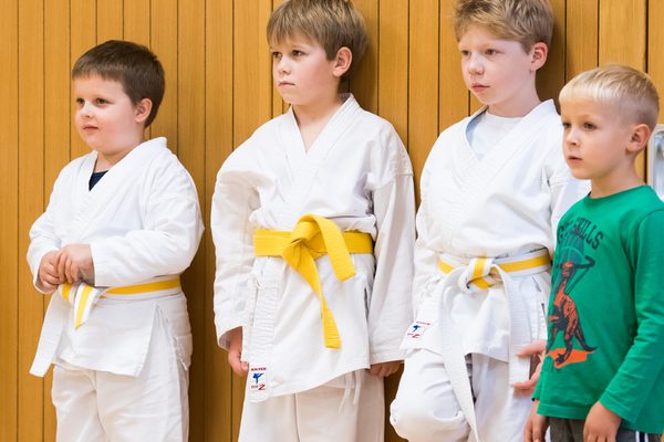 Kinder in Karatekleidung in der Halle