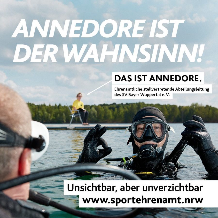 Im Vordergrund ein Taucher, im Hintergrund ist Annedore zu sehen (als ehrenamtliche Abteilungsleiterin)