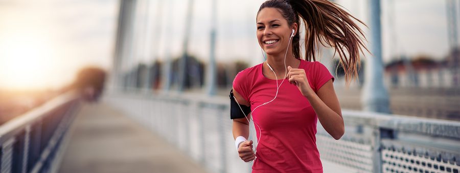 Frau beim joggen auf einer Brücke