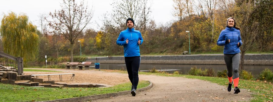 Zwei Personen beim joggen