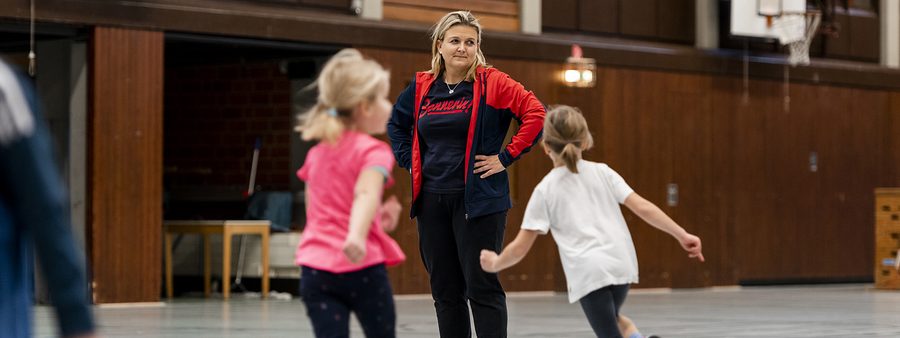 Symbolbild: Übungsleiterin und 2 Mädchen in der Halle