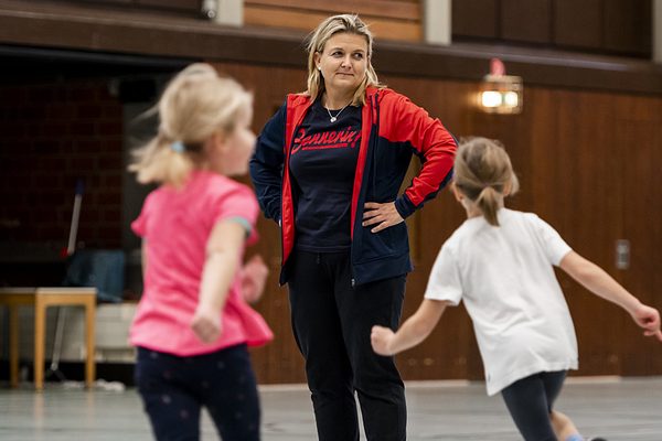Symbolbild: Übungsleiterin und 2 Mädchen in der Halle