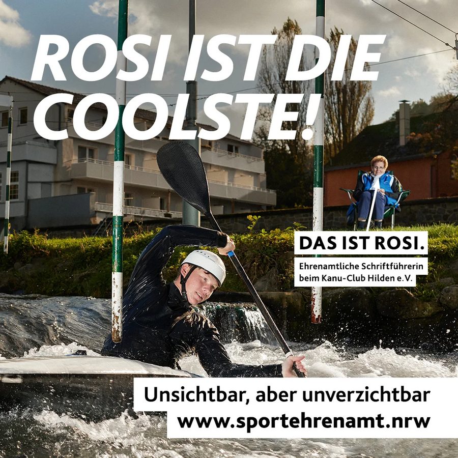 Motiv "Rosi ist die Coolste": Schriftführerin steht im Hintergrund eines Kanuten