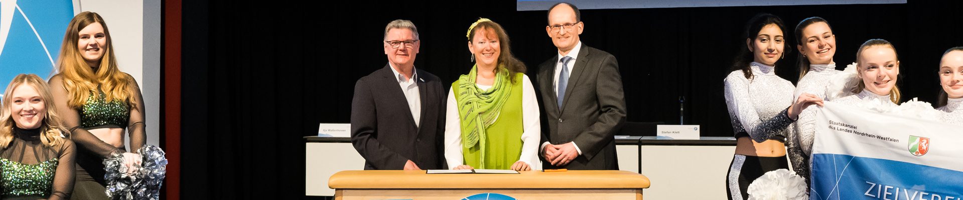 LSB-Präsident Klett, Staatssekretärin Milz und LSB-Vorstandsvorsitzender Dr. Niessen bei der Vertragsunterzeichnung