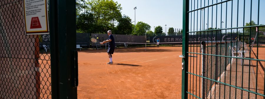 Tennisplatz mit offenem Tor