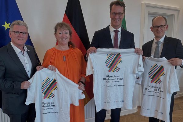Klett, Milz, Wüst und Niessen mit Olympiashirts