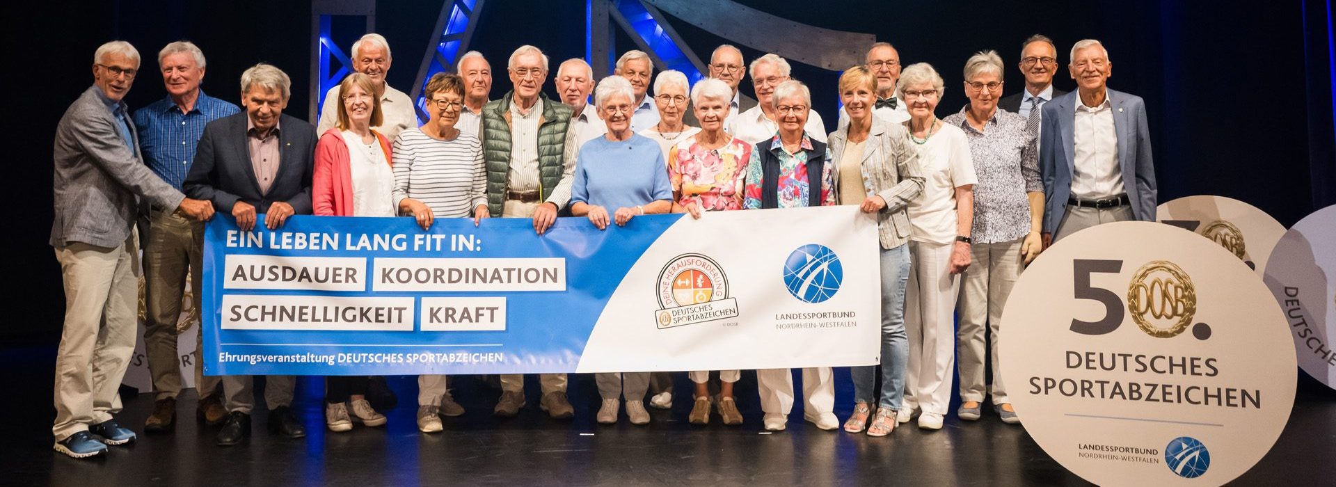 Geehrte 50. Sportabzeichen auf der Bühne