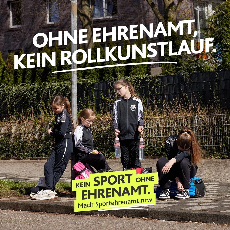Schwimmerin außerhalb des Beckens auf Stuhl