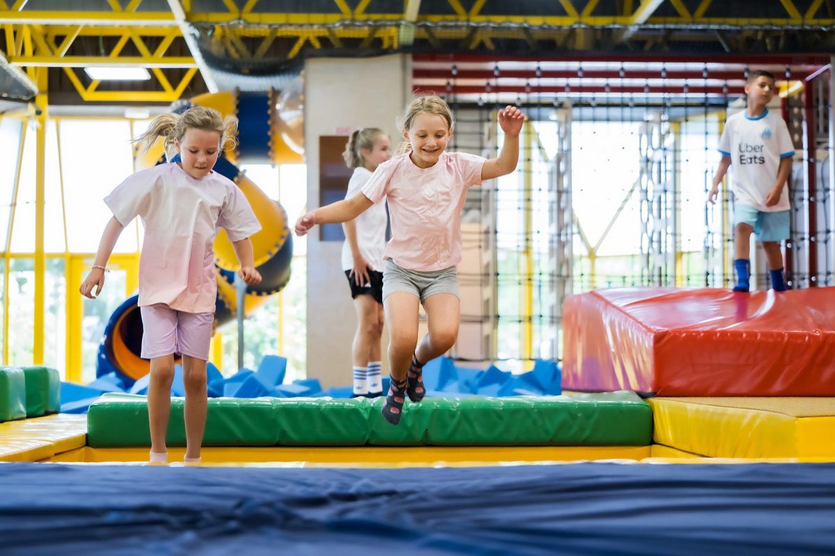 Kinder hüpfen im FlipHop