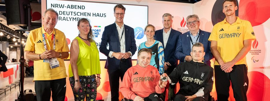 NRW-Delegation beim NRW-Abend in Paris