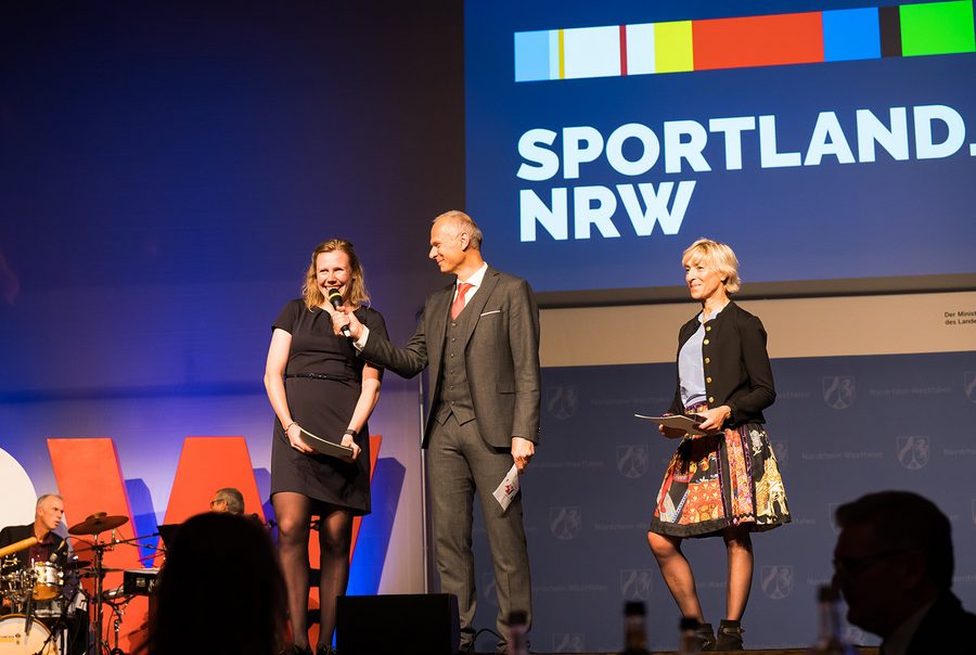 Auf der Bühne: Mieke Kröger, Rainer Wolf und Ingrid Klimke