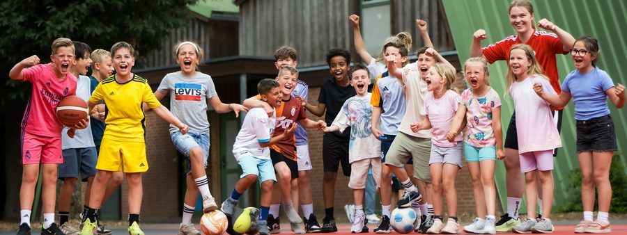 Einer Gruppe voller Kinder freut sich im Sport- und Erlebnisdorf Hinsbeck