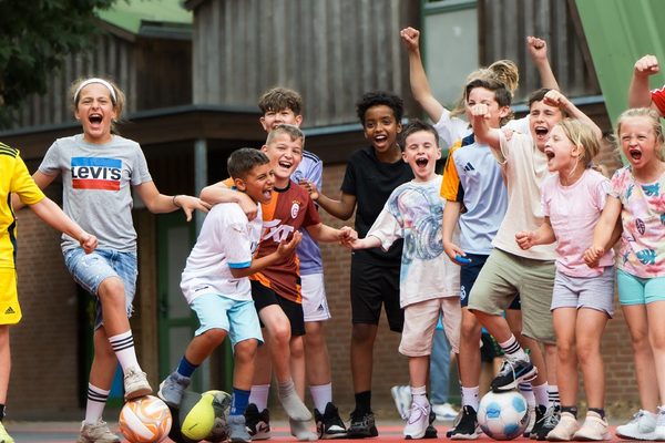 Einer Gruppe voller Kinder freut sich im Sport- und Erlebnisdorf Hinsbeck