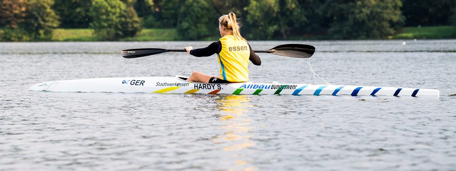 Kanutin auf dem Wasser