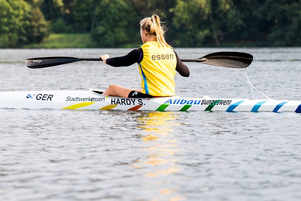 Kanutin auf dem Wasser