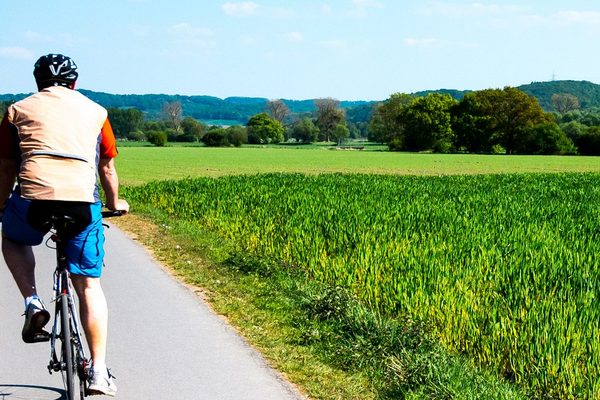 Fahrradfahrer auf Landstraße (ländlich)