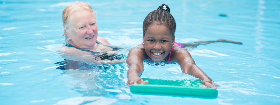 ÜL mit Mädchen im Wasser zum Schwimmenlernen