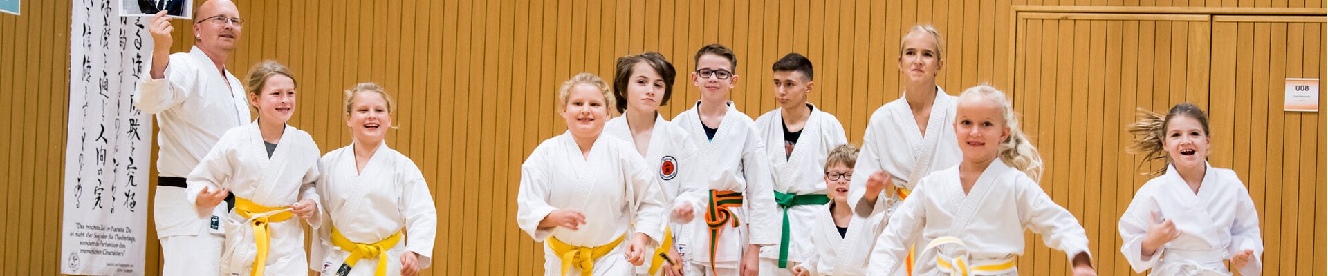 Übungsgruppe Karate-Kids mit Übungsleiter