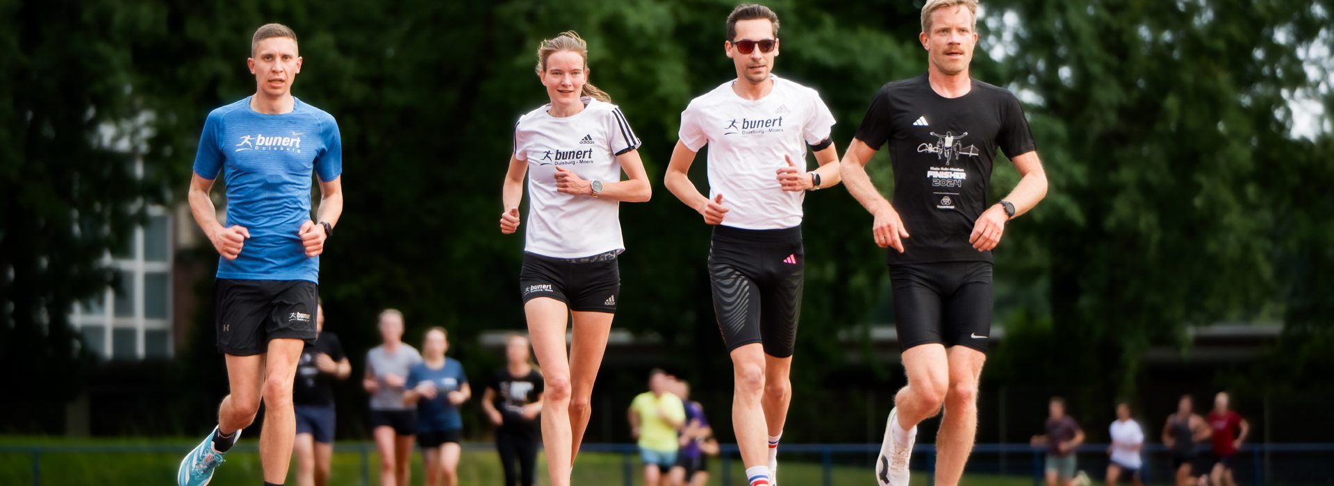 Junge Menschen joggen outdoor