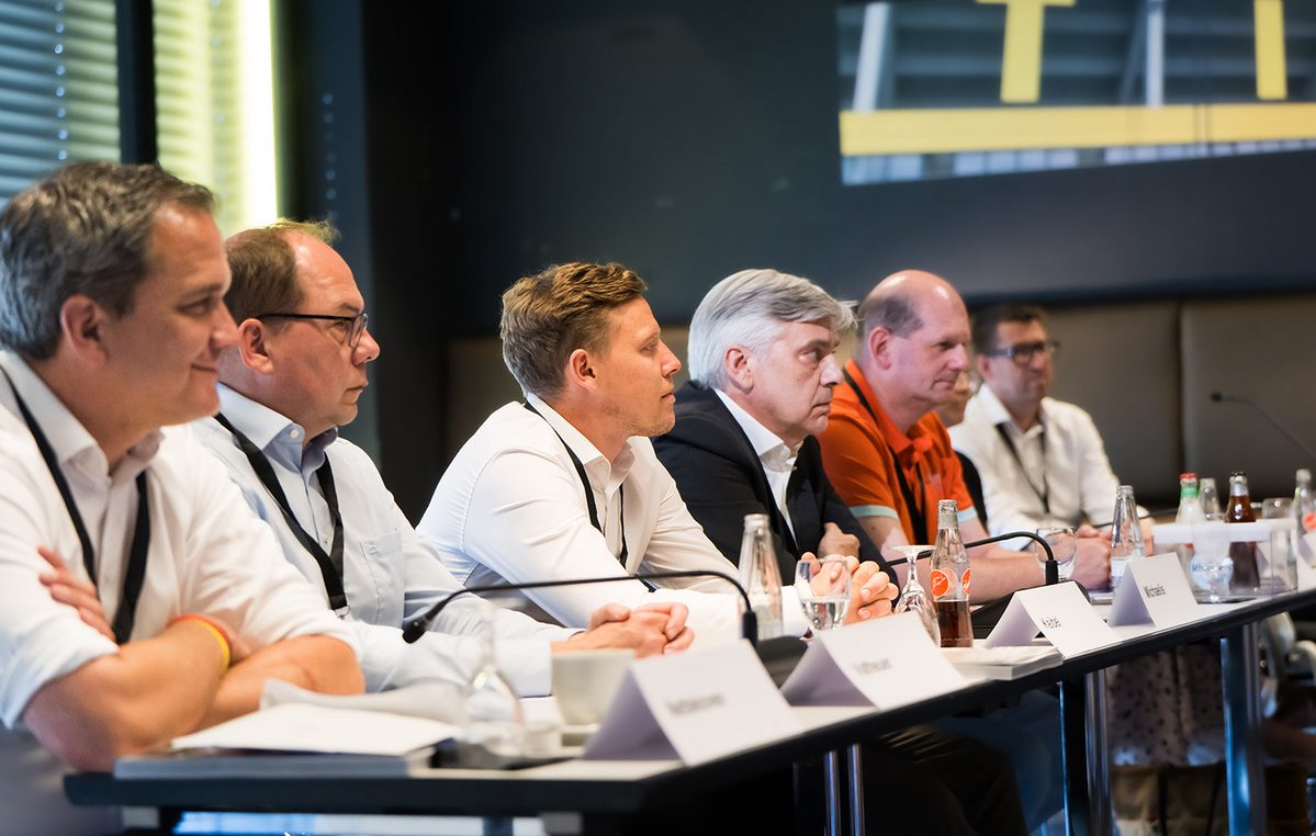Plenum lauscht der Präsentation