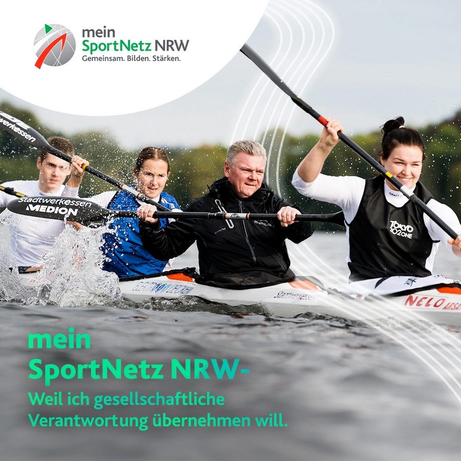 Trainer sitzt am Boden. Schriftzug: mein SportNetz NRW - weil es mich als Mensch und Sportler*in weiterbringt