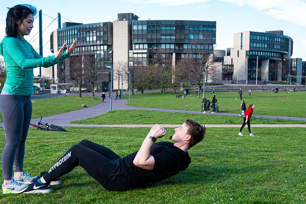 Zwei Personen machen Outdoorsport