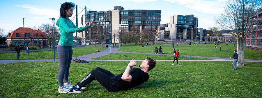 Zwei Personen machen Outdoorsport