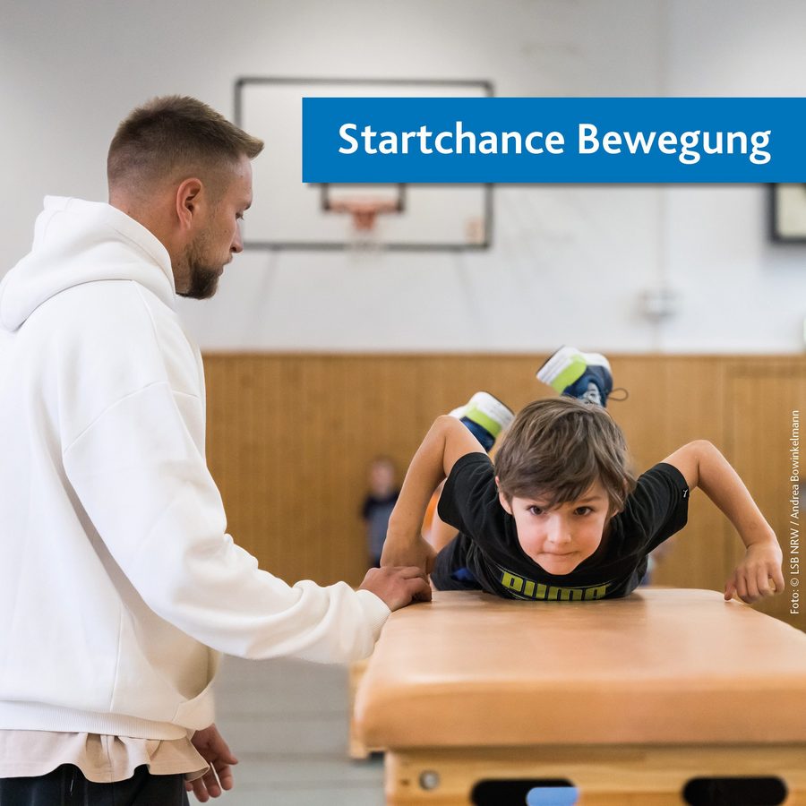 Lehrer mit Kind im SPortunterricht, Schriftzug Startchance Bewegung