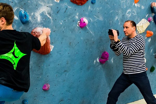 Mann fotografiert Sportler beim Klettern