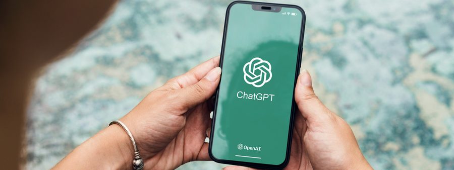 Smartphone, auf dem ChatGPT geöffnet ist: © Stock.adobe.com/Diego