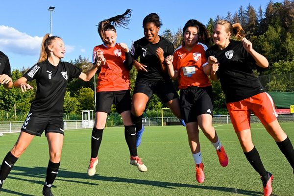 6 Mädchen haben Freude auf dem Fußballplatz