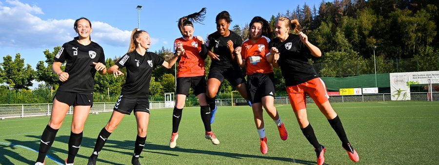 6 Mädchen haben Freude auf dem Fußballplatz