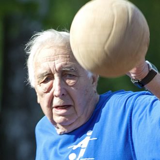 Älterer Sportler mit Ball