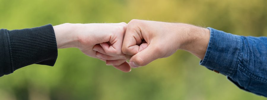 Zwei Hände, die sich zueinander bewegen