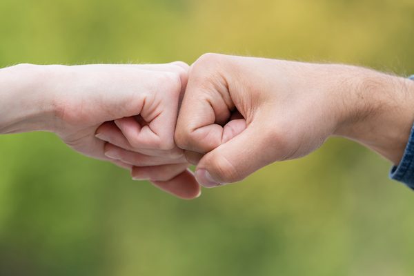 Zwei Hände, die sich zueinander bewegen