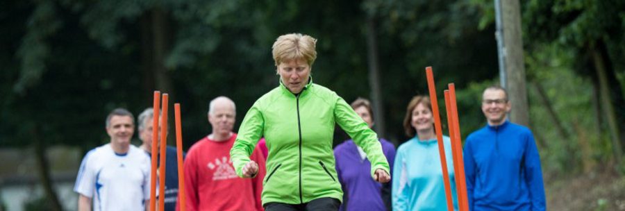 Frauen und Männer trainieren für das Deutsche Sportabzeichen