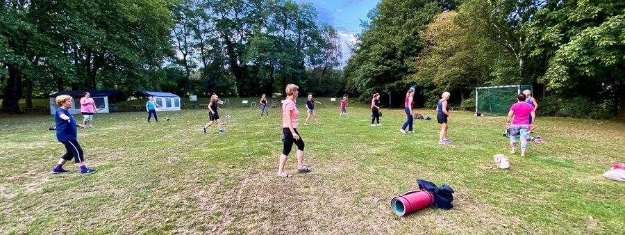 Menschen beim Sport im Park