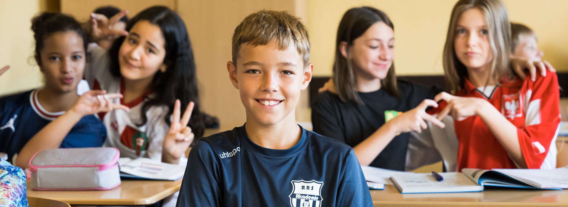 Kinder im Trikot in Schulklasse