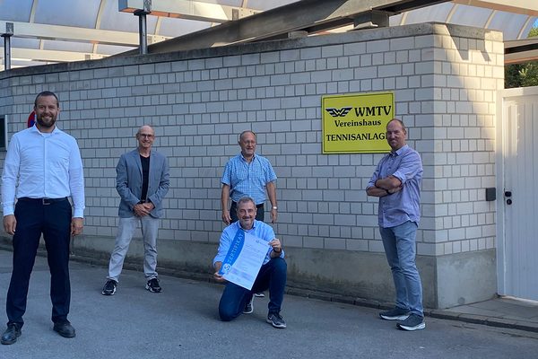 Männer bei der Übergabe eines Zertifikats
