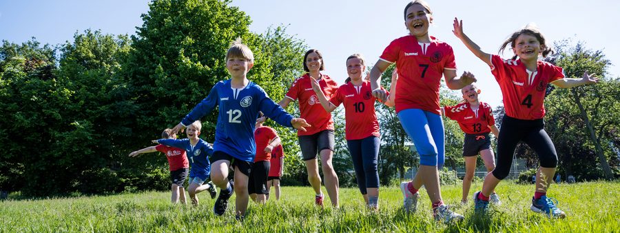 Rennende Kinder auf einer Wiese