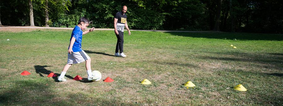 Vater und Sohn spielen Fußball