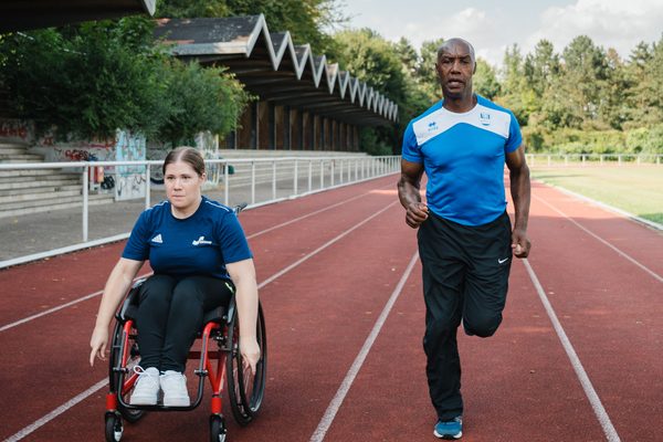 Vier inklusive Sportler*innen auf der Tartanbahn