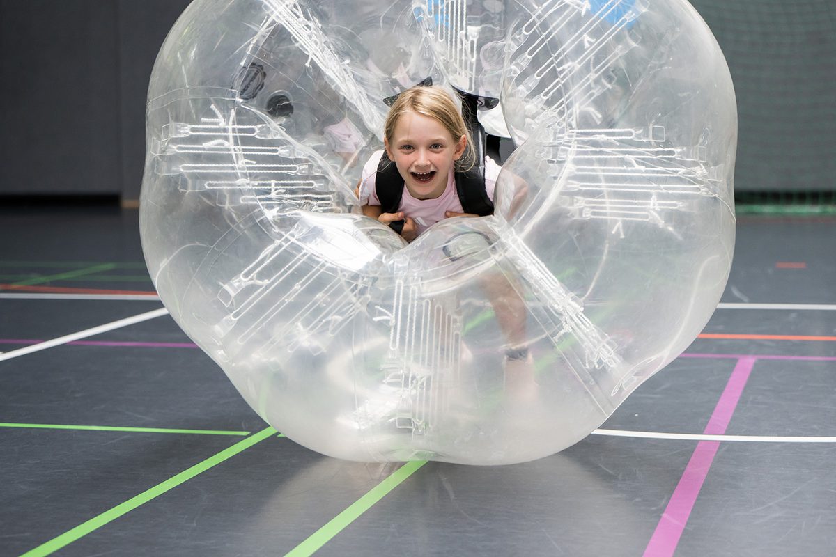 Mäschen steckt in Bubble ball