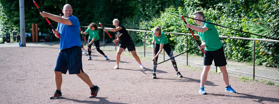 Übungsleiter beim Draußentraining