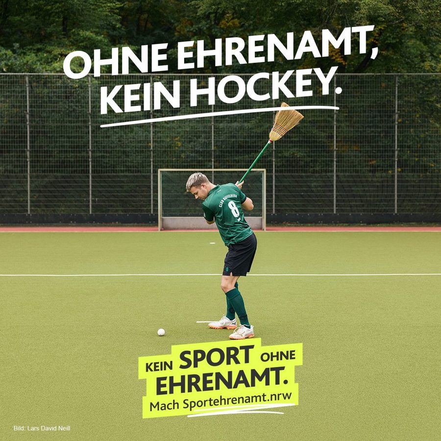 Hockeyspieler mit Besen auf Hockeyplatz