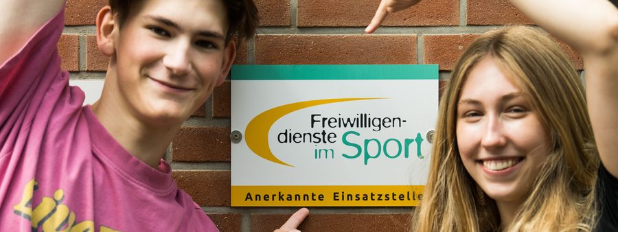 Zwei junge Menschen vor ihrer FSJ Einsatzstelle